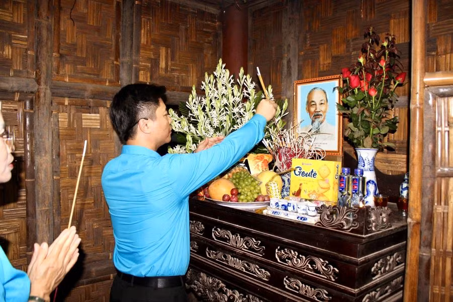 Ông Lê Thành Tuyên - Chủ tịch Công đoàn ngành Giáo dục tỉnh Tuyên Quang thành kính dâng hương, báo công, tưởng nhớ Chủ tịch Hồ Chí Minh.