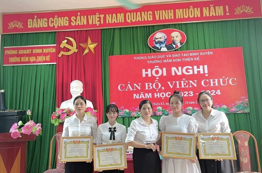 Cô giáo Ngô Thị Minh Hương - Hiệu trưởng Trường Mầm non Thiện Kế trao danh hiệu Chiến sĩ thi đua cơ sở cho cán bộ, giáo viên nhà trường. Cô giáo Ngô Thị Minh Hương - Hiệu trưởng Trường Mầm non Thiện Kế trao danh hiệu Chiến sĩ thi đua cơ sở cho cán bộ, giáo viên nhà trường.