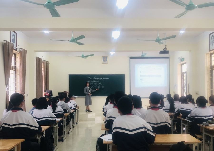 Lớp học Trường THCS Liên Châu khang trang, đầy đủ thiết bị dạy học.