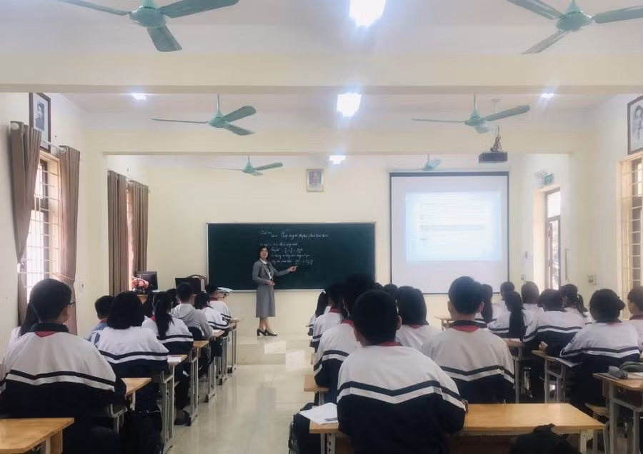 Lớp học Trường THCS Liên Châu khang trang, đầy đủ thiết bị dạy học.