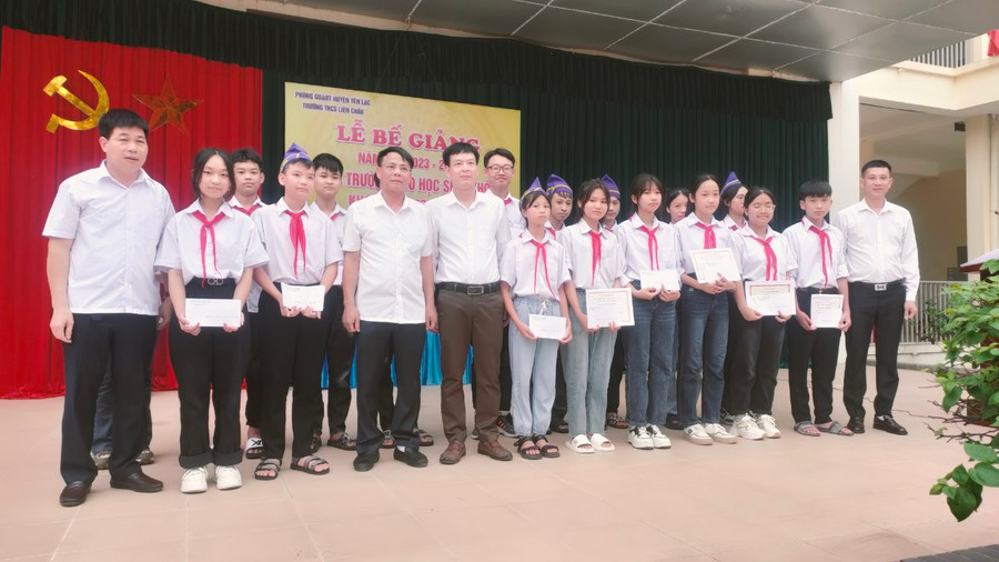 Trao thưởng cho các em học sinh đạt thành tích cao trong học tập năm học 2023 - 2024.