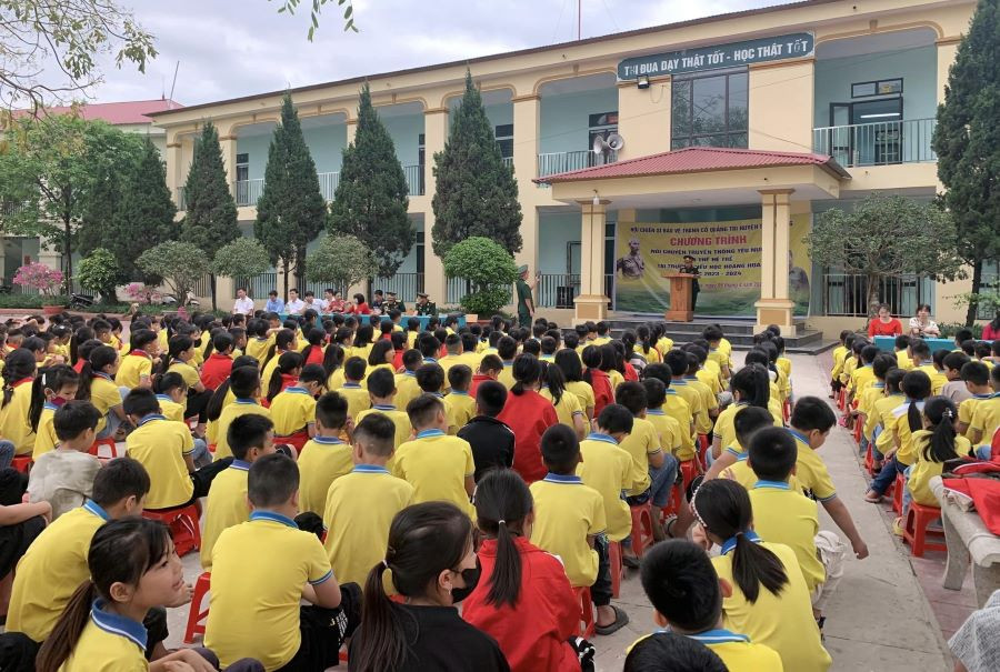 Các Bác trong Ban chấp hành Hội chiến sĩ bảo vệ thành cổ Quảng Trị huyện Tam Dương nói chuyện, chia sẻ về truyền thống yêu nước cho thế hệ trẻ tại Trường Tiểu học Hoàng Hoa, ngày 8/4/2024.