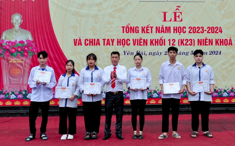 Các học viên có thành tích xuất sắc năm học 2023 - 2024.