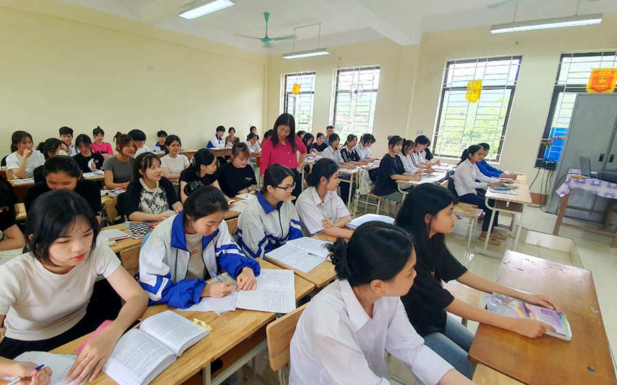 Học sinh lớp 12 tại các trường THPT trên địa bàn huyện Lục Yên cũng đang tích cực ôn luyện cho chuyến "vượt vũ môn" lần này. Học sinh lớp 12 tại các trường THPT trên địa bàn huyện Lục Yên cũng đang tích cực ôn luyện cho chuyến "vượt vũ môn" lần này.