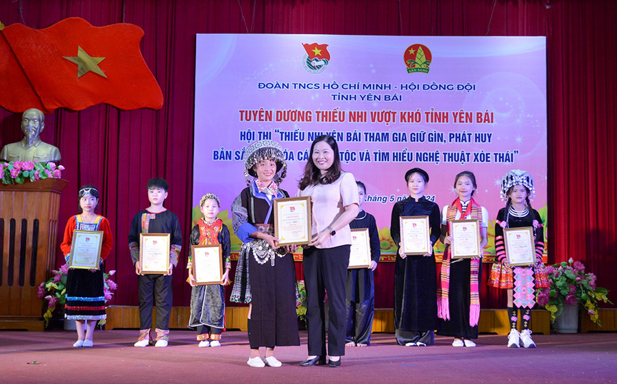 Phó Chủ tịch UBND tỉnh Yên Bái, bà Vũ Thị Hiền Hạnh trao giải Nhất cho đội thi huyện Mù Cang Chải.