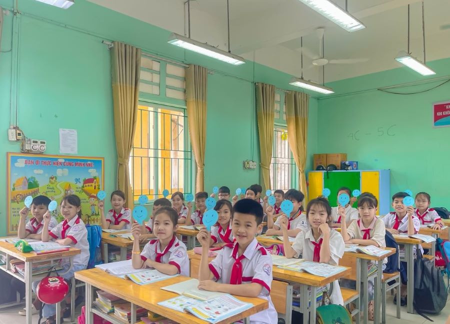 Lớp học Trường Tiểu học Tề Lỗ khang trang, sạch đẹp, đầy đủ thiết bị dạy học. Lớp học Trường Tiểu học Tề Lỗ khang trang, sạch đẹp, đầy đủ thiết bị dạy học.