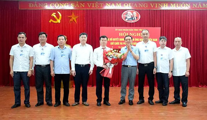 Ông Nguyễn Tiến Nam nhận hoa chúc mừng từ lãnh đạo các phòng, ban của Sở Xây Dựng Yên Bái.