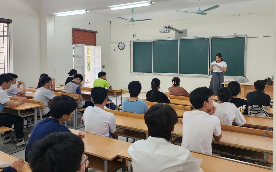 Cán bộ coi thi phổ biến quy chế thi tại Hội đồng Trường THPT Trần Phú. Cán bộ coi thi phổ biến quy chế thi tại Hội đồng Trường THPT Trần Phú.