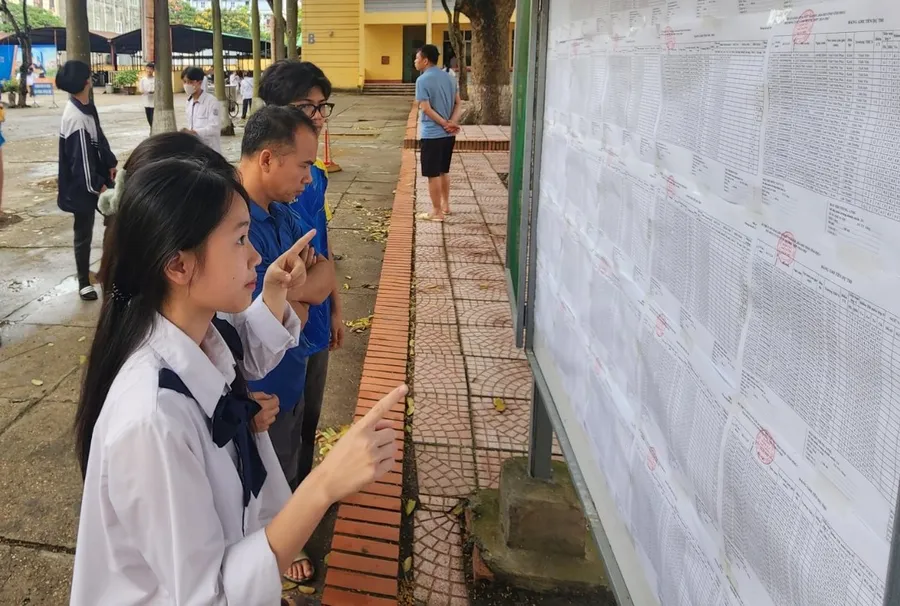 Thí sinh xem số báo danh, phòng thi tại Hội đồng coi thi Trường THPT Trần Phú.