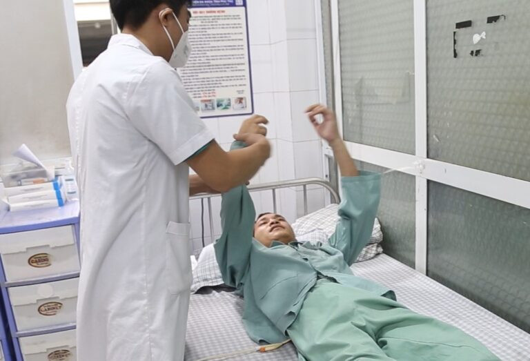 Người bệnh La Văn Xiên được bác sĩ hướng dẫn tập phục hồi chức năng sau phẫu thuật thành công. Người bệnh La Văn Xiên được bác sĩ hướng dẫn tập phục hồi chức năng sau phẫu thuật thành công.