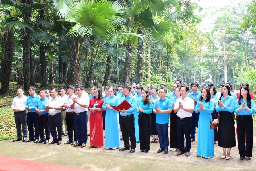 Công đoàn ngành Giáo dục Tuyên Quang dâng hương tưởng nhớ Chủ tịch Hồ Chí Minh tại Khu di tích lịch sử Quốc gia đặc biệt Kim Bình, huyện Chiêm Hóa. 