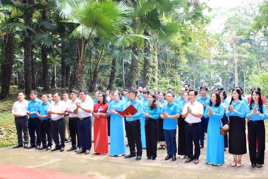 Công đoàn ngành Giáo dục Tuyên Quang dâng hương tưởng nhớ Chủ tịch Hồ Chí Minh tại Khu di tích lịch sử Quốc gia đặc biệt Kim Bình, huyện Chiêm Hóa. 