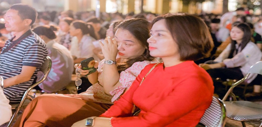 Thầy cô và cha mẹ xúc động khi nghe lời cảm ơn và xin lỗi chân thành từ học sinh cuối cấp tại Trường THPT Tam Đảo. Ảnh: Đặng Thoan