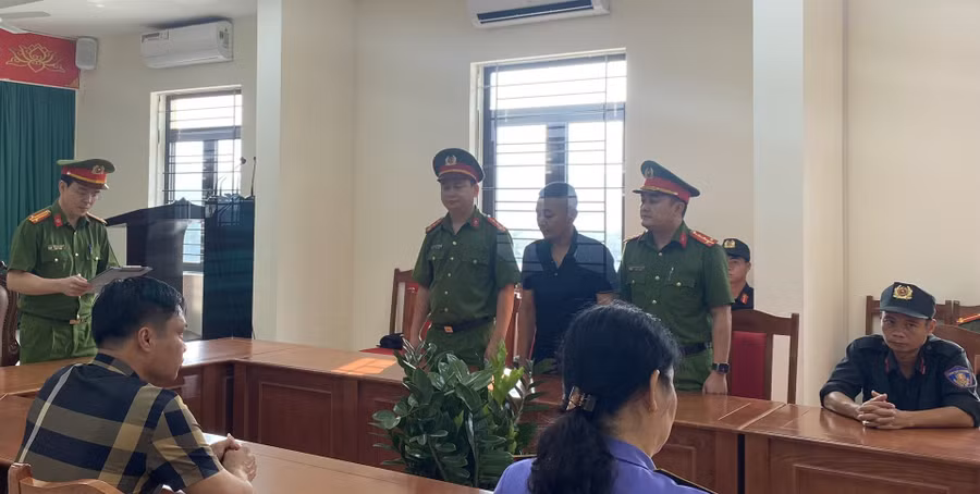 Cơ quan điều tra đọc lệnh khởi tố, lệnh bắt bị can và các quyết định phê chuẩn của VKS. Ảnh: VKSND tỉnh Hà Giang