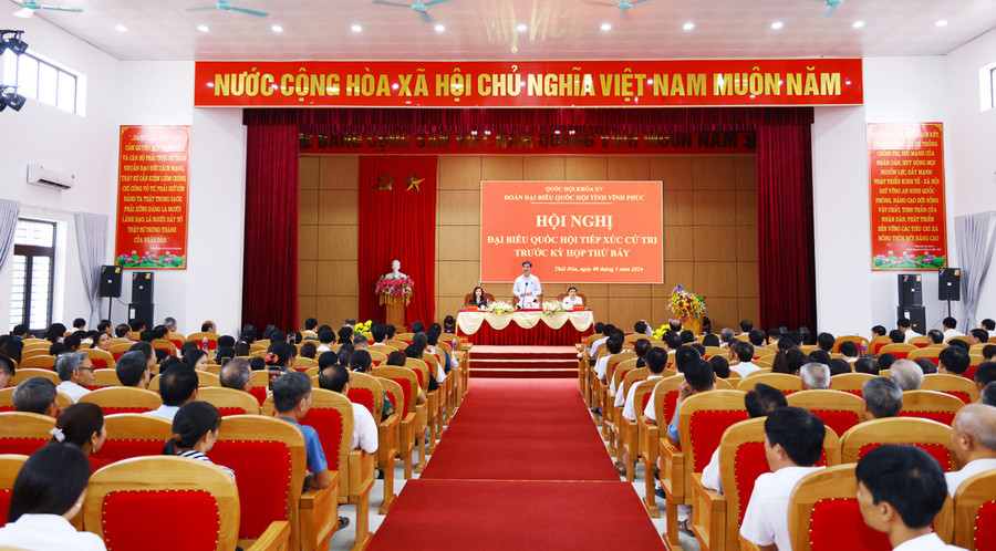 Quang cảnh buổi tiếp xúc cử tri tại huyện Lập Thạch.