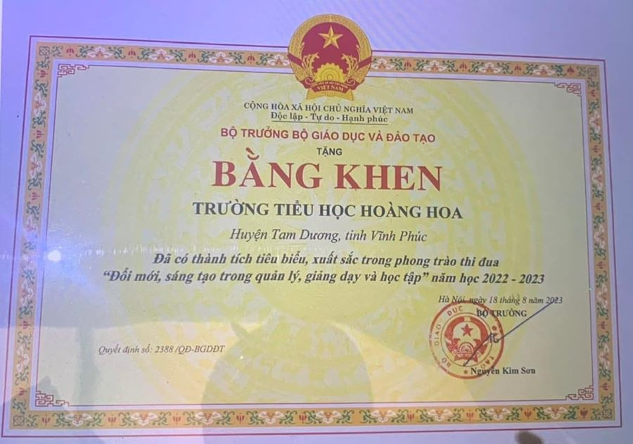 Trường Tiểu học Hoàng Hoa vinh dự được Bộ trưởng Bộ Giáo dục và Đào tạo đã tặng Bằng khen.