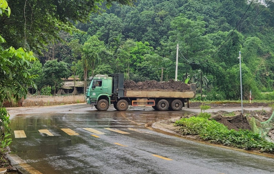 Xe chở "có ngọn" khiến bùn đất rơi vãi ra đường.