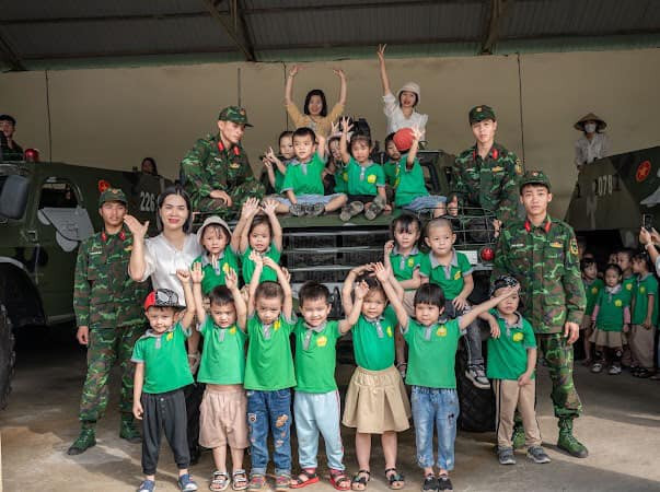 Trường Mầm non Ánh Sao cho trẻ thăm quan, trải nghiệm tại doanh trại của các chú bộ đội C20, C27 thuộc BCHQS tỉnh Phú Thọ. Trường Mầm non Ánh Sao cho trẻ thăm quan, trải nghiệm tại doanh trại của các chú bộ đội C20, C27 thuộc BCHQS tỉnh Phú Thọ.