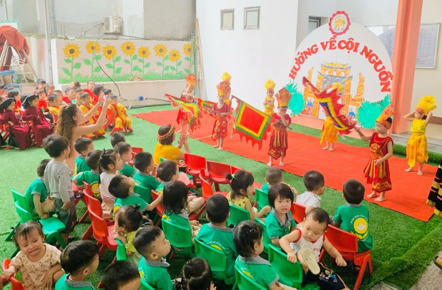 Sôi nổi hoạt động trải nghiệm “Hướng về cội nguồn” tại Trường Mầm non Ánh Sao. Sôi nổi hoạt động trải nghiệm “Hướng về cội nguồn” tại Trường Mầm non Ánh Sao.