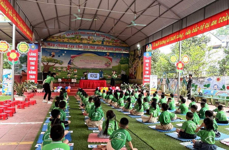 Sôi nổi hoạt động trải nghiệm Rung chuông vàng thử tài các bé khối 5 tuổi với những câu hỏi bằng tiếng Anh ở Trường Mầm non Khải Xuân.