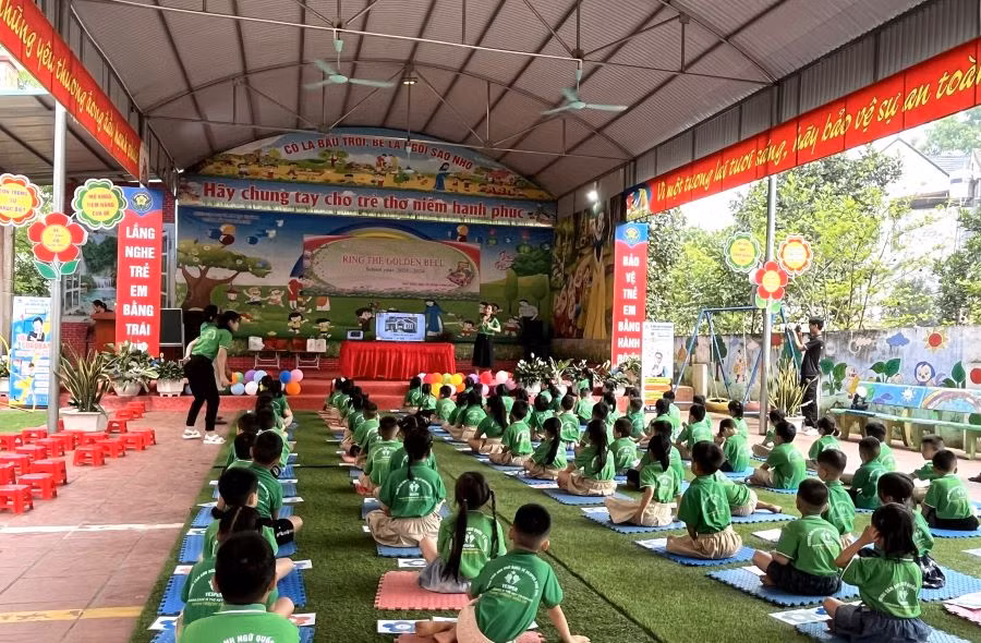 Sôi nổi hoạt động trải nghiệm Rung chuông vàng thử tài các bé khối 5 tuổi với những câu hỏi bằng tiếng Anh ở Trường Mầm non Khải Xuân.