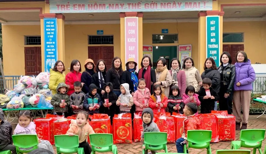 Đại diện BTC chương trình “Phiên chợ yêu thương” trao quà cho các em học sinh trường Mầm non Thạch Kiệt, huyện Tân Sơn.