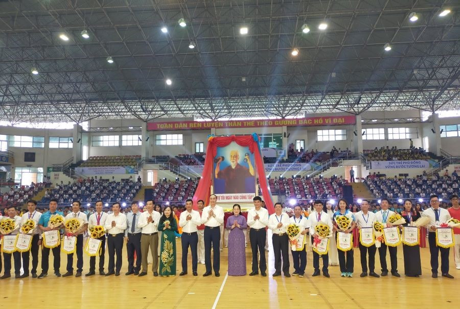 Các đại biểu cùng Ban tổ chức tặng hoa và cờ lưu niệm cho đại diện các đoàn tham gia Hội khỏe Phù Đổng toàn quốc lần thứ X, năm 2024 khu vực I.