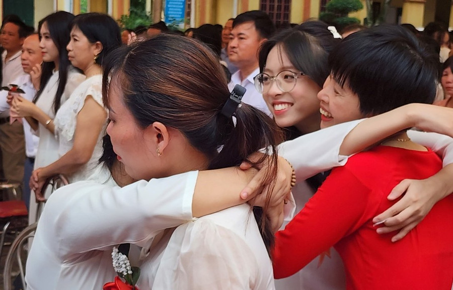 Những cái ôm thật chặt của phụ huynh và học sinh Trường THPT Tam Dương