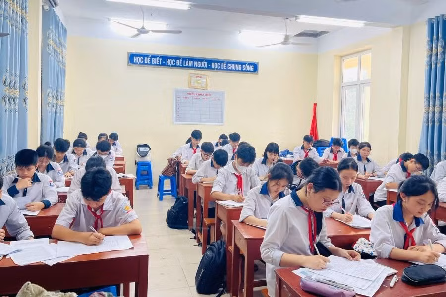 Các em học sinh lớp 9 Trường THCS Phú Lộc nỗ lực ôn thi vào lớp 10 năm học 2024 - 2025.