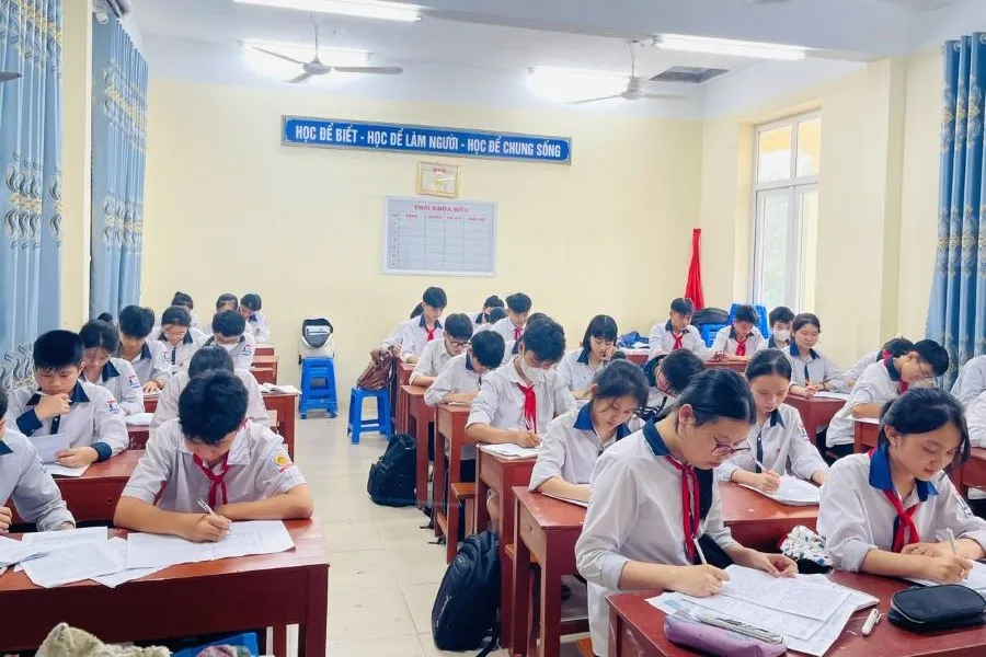 Các em học sinh lớp 9 Trường THCS Phú Lộc nỗ lực ôn thi vào lớp 10 năm học 2024 - 2025.