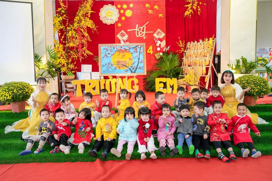 Cô và trẻ Trường Mầm non Ánh Sao tại hoạt động trải nghiệm "Tết trường em". Cô và trẻ Trường Mầm non Ánh Sao tại hoạt động trải nghiệm "Tết trường em".