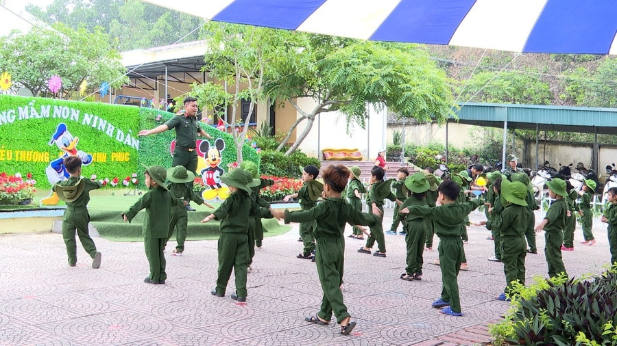 Các bé Trường Mầm non Ninh Dân được chú bộ đội hướng dẫn tập điều lệnh đội hình đội ngũ tại hoạt động trải nghiệm “Vui hội cùng bé yêu”.