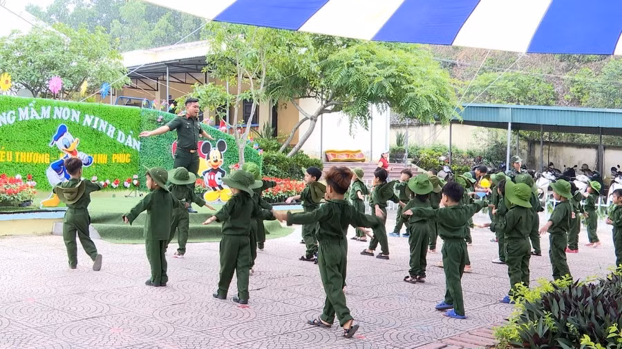 Các bé Trường Mầm non Ninh Dân được chú bộ đội hướng dẫn tập điều lệnh đội hình đội ngũ tại hoạt động trải nghiệm “Vui hội cùng bé yêu”.