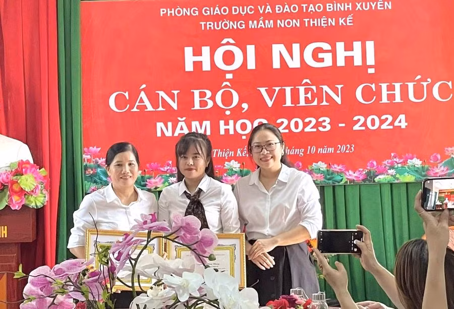 Trao Giấy khen của Chủ tịch UBND huyện Bình Xuyên cho cán bộ, giáo viên Trường mầm non Thiện Kế.