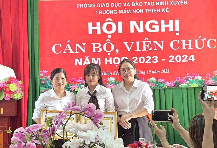 Trao Giấy khen của Chủ tịch UBND huyện Bình Xuyên cho cán bộ, giáo viên Trường mầm non Thiện Kế. Trao Giấy khen của Chủ tịch UBND huyện Bình Xuyên cho cán bộ, giáo viên Trường mầm non Thiện Kế.