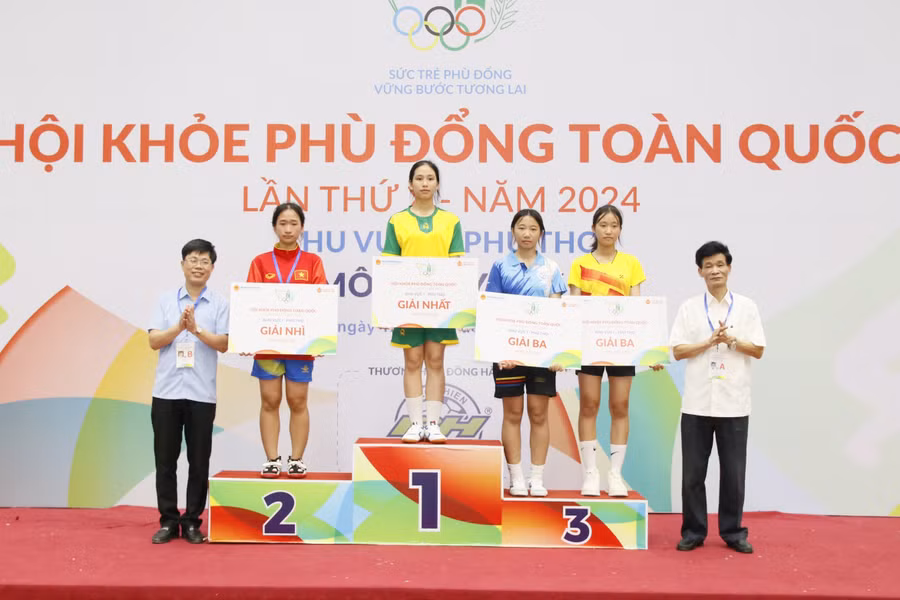 Ban Tổ chức trao giải cho các vận động viên đạt thành tích cao ở nội dung Đẩy gậy nữ hạng cân 50kg.