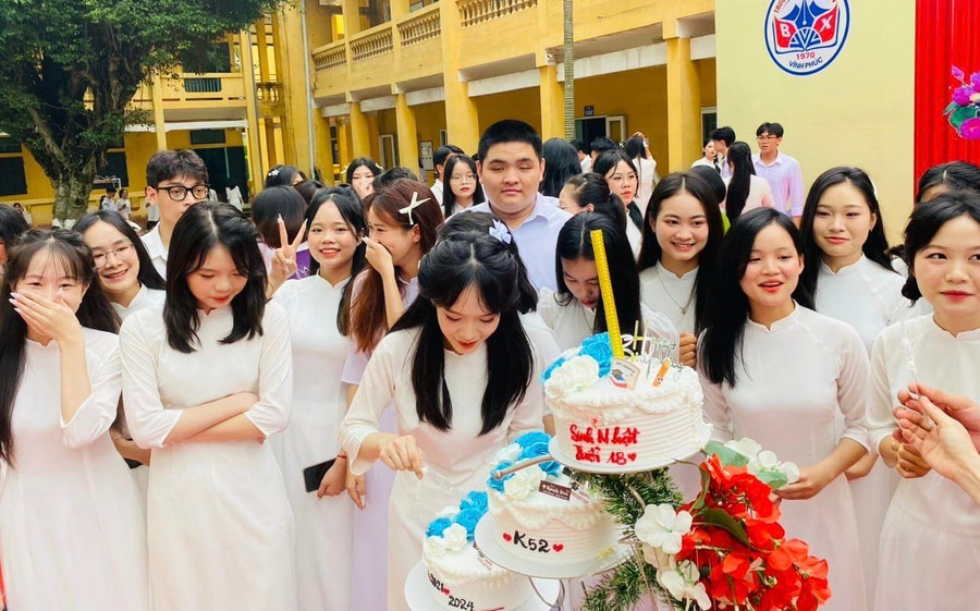 Học sinh Trường THPT Bình Xuyên cắt bánh sinh nhật tuổi 18.