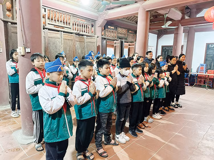 Trường Tiểu học Vĩnh Lại cho học sinh trải nghiệm tại Đền Lời.