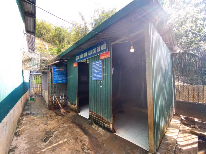 Nhà vệ sinh dựng từ tôn tại trường PTDTBT TH và THCS Mồ Dề có hơn 1.000 học sinh.