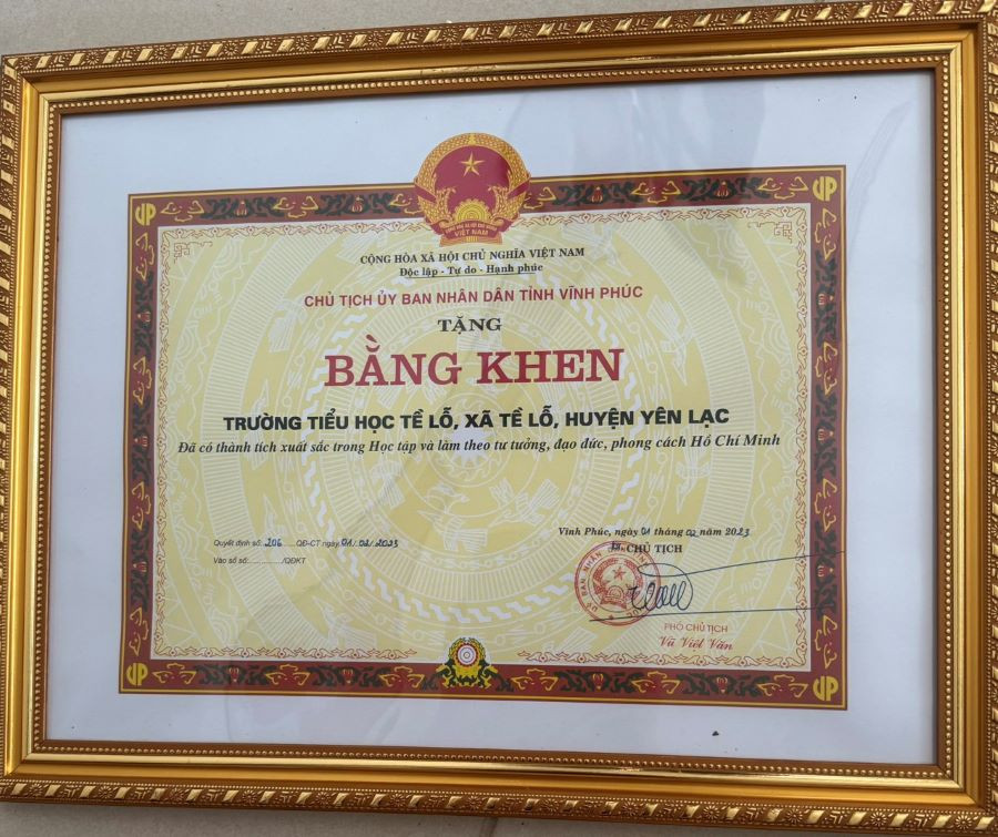 Chủ tịch UBND tỉnh Vĩnh Phúc tặng Bằng khen Trường Tiểu học Tề Lỗ đã có thành tích xuất sắc trong Học tập và làm theo tư tưởng, đạo đức, phong cách Hồ Chí Minh. Chủ tịch UBND tỉnh Vĩnh Phúc tặng Bằng khen Trường Tiểu học Tề Lỗ đã có thành tích xuất sắc trong Học tập và làm theo tư tưởng, đạo đức, phong cách Hồ Chí Minh.