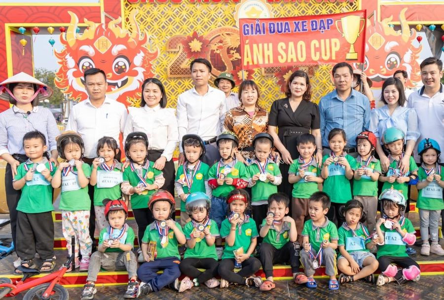 Trao giải cho các bé Trường Mầm non Ánh Sao tại hoạt động trải nghiệm giải đua xe "Ánh Sao Cup". Trao giải cho các bé Trường Mầm non Ánh Sao tại hoạt động trải nghiệm giải đua xe "Ánh Sao Cup".