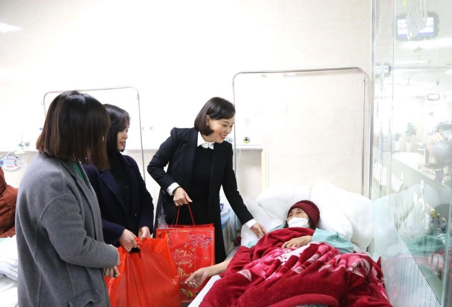 Cô giáo Nguyễn Thị Thu Huyền - Hiệu trưởng Trường mầm non Hoa Hồng trao quà cho bệnh nhân bị ung thư đang điều trị tại Bệnh viện đa khoa tỉnh Phú Thọ. Cô giáo Nguyễn Thị Thu Huyền - Hiệu trưởng Trường mầm non Hoa Hồng trao quà cho bệnh nhân bị ung thư đang điều trị tại Bệnh viện đa khoa tỉnh Phú Thọ.