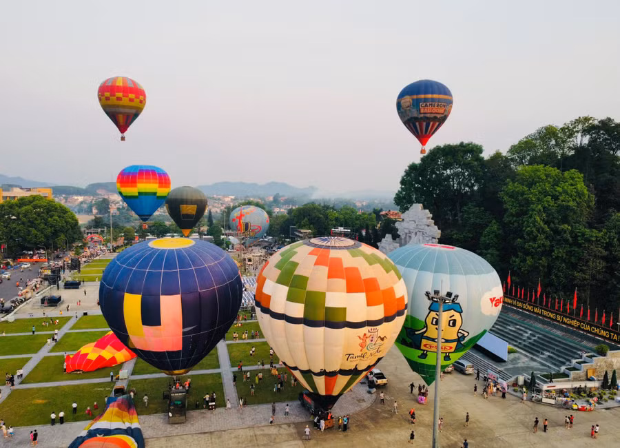 Lễ hội khinh khí cầu quốc tế lần thứ 3 tỉnh Tuyên Quang thu hút đông đảo du khách tham quan, trải nghiệm.