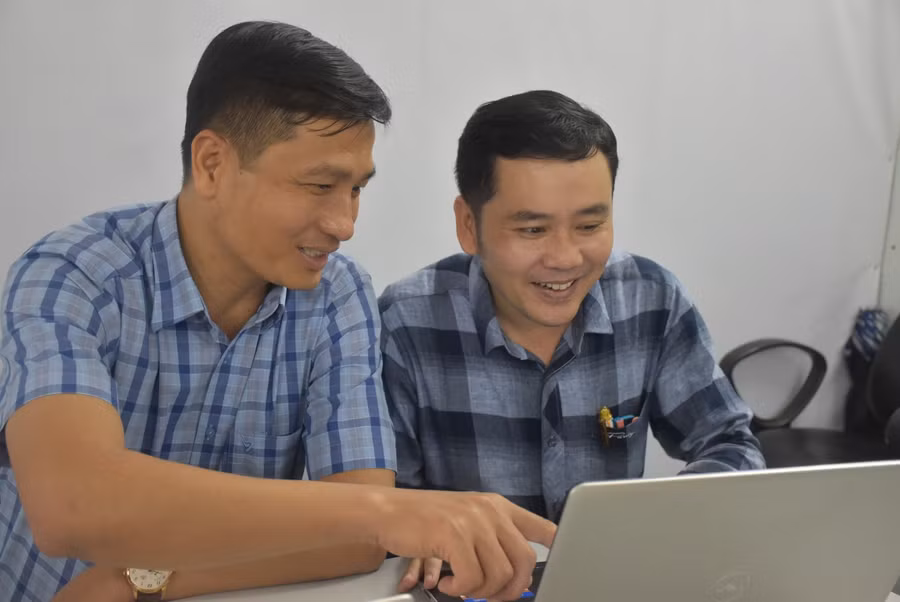 TS Nguyễn Vũ Quỳnh (bên trái) trả lời câu hỏi của độc giả Báo GD&amp;TĐ tại điểm cầu TP. HCM.