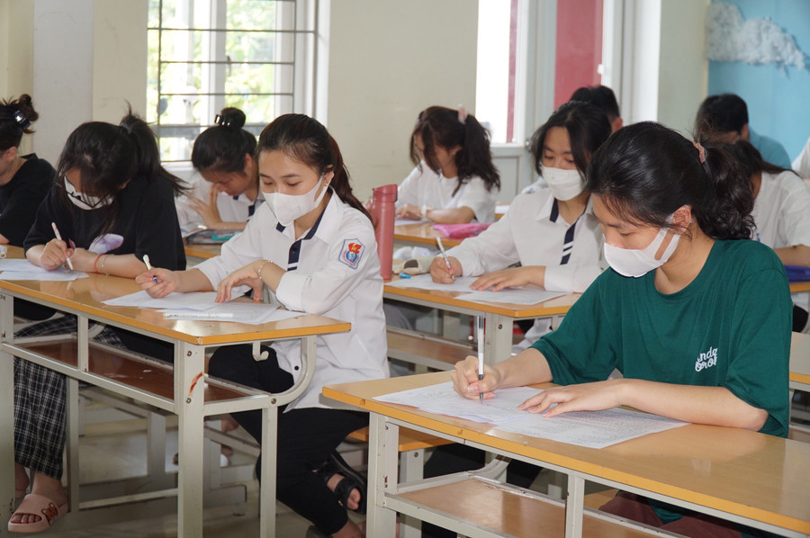 Học sinh Trường THPT Huỳnh Thúc Kháng (TP Vinh, Nghệ An) thi thử tốt nghiệp THPT năm 2023 do Sở GD&ĐT ra đề chung. Ảnh: Hồ Lài. Học sinh Trường THPT Huỳnh Thúc Kháng (TP Vinh, Nghệ An) thi thử tốt nghiệp THPT năm 2023 do Sở GD&ĐT ra đề chung. Ảnh: Hồ Lài.