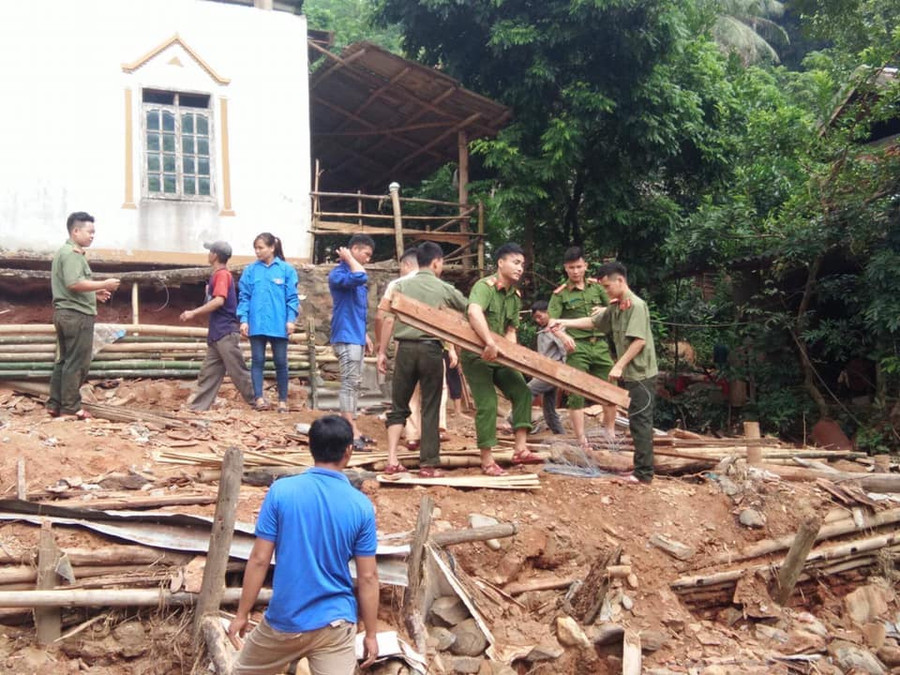 Các bộ phận của nhà dân được tháo dỡ cho tiện việc di dời