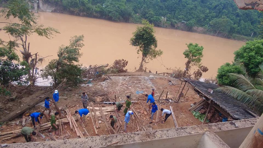 Nhiếu hộ dân nằm sát sông Nậm Nơn có nguy cơ bị lũ cuốn trôi nếu xảy ra mưa lớn