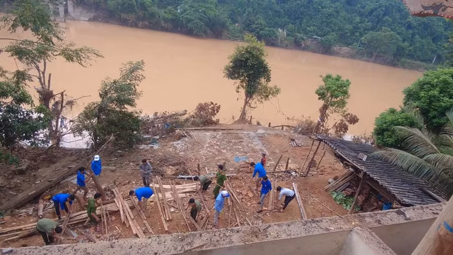 Nhiếu hộ dân nằm sát sông Nậm Nơn có nguy cơ bị lũ cuốn trôi nếu xảy ra mưa lớn