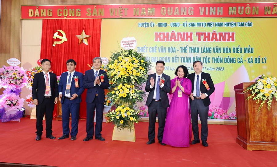 Lãnh đạo huyện Tam Đảo tặng hoa chúc mừng Đảng bộ và Nhân dân xã Bồ Lý và thôn Đồng Cà.