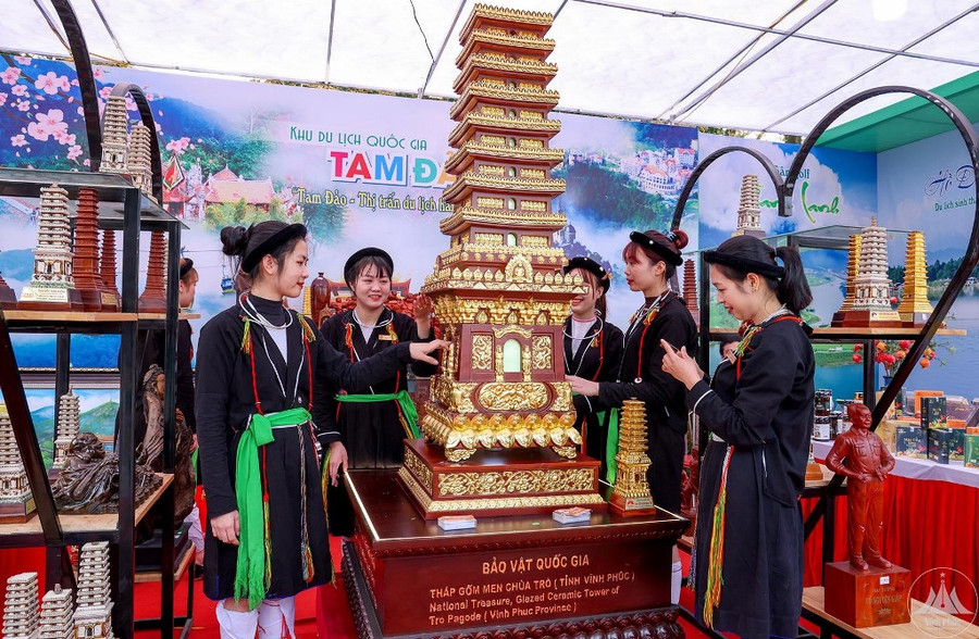 Tháp gốm men chùa Trò. Tháp gốm men chùa Trò.
